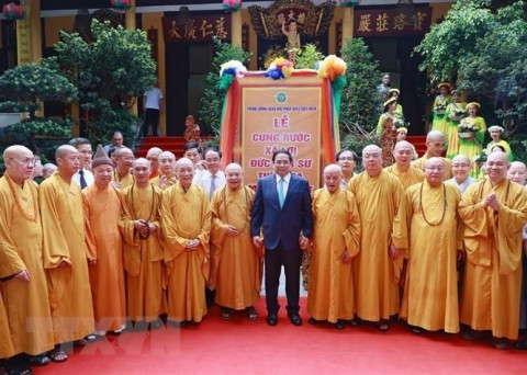 Leaders of the Association of SMEs attended and congratulated the Buddha's birthday at Quan Su Pagoda