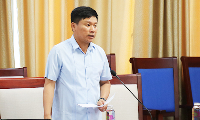 Ông Hoàng Phú Hiền - Giám đốc Sở GTVT Nghệ An báo cáo kết quả tiến độ thực hiện các công trình, dự án trọng điểm và nêu những khó khăn, vướng mắc cần tháo gỡ tại cuộc họp