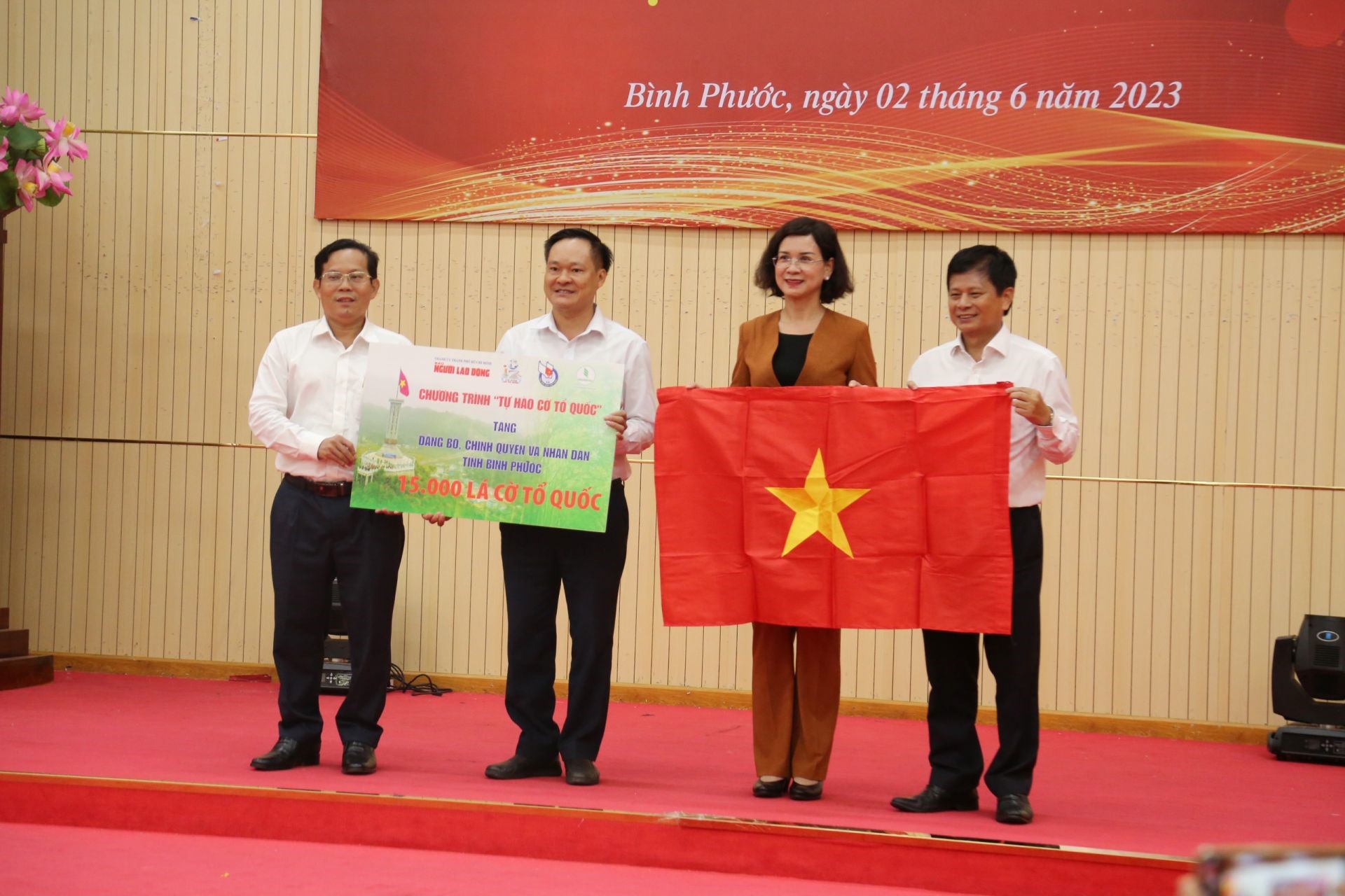 Nguoi Lao Dong Newspaper attended and presented 15,000 flags in the component 