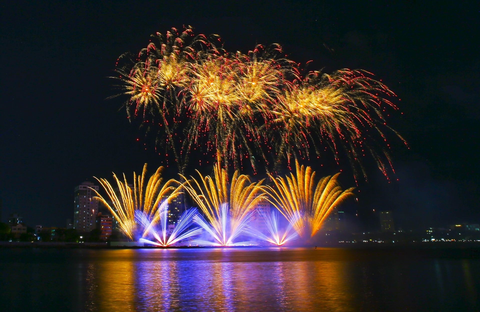 Vietnam's fireworks performance is likened to the audience as the pinnacle 