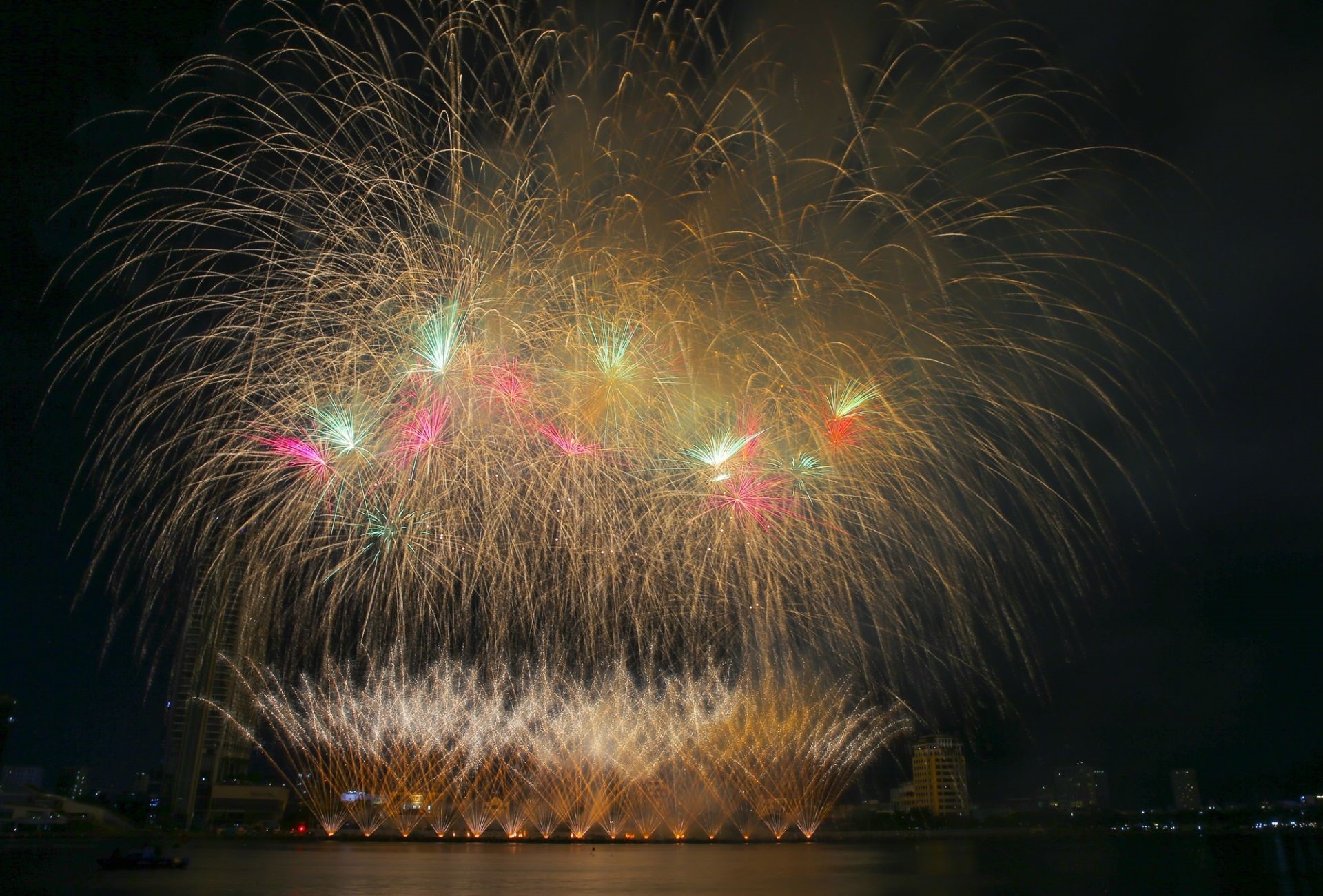 The appearance of the defending champion 2019 - Finnish Fireworks Team Joho Pyro Professional Fireworks made the heat of the opening night of DIFF 2023.