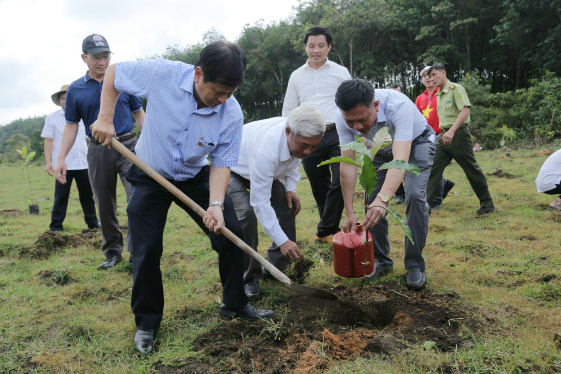 Nhà báo Trần Trọng Dũng - Phó Chủ tịch Hội Nhà báo Việt Nam và nhà báo Nguyễn Ngọc Hồi - Phó giám đốc VTV9 tham gia trồng cây tại tỉnh Bình Phước.