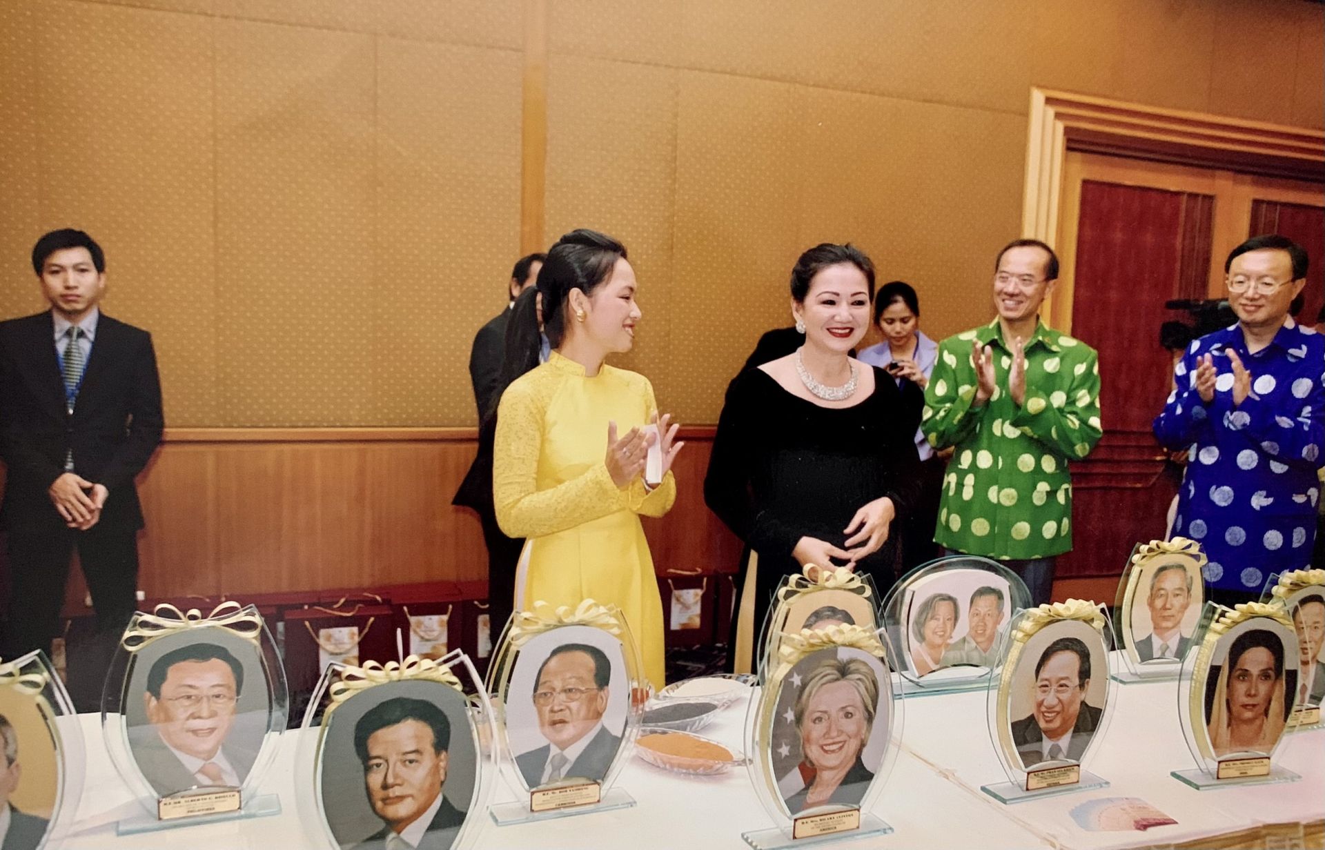 Artist Y Lan introducing 21 portrait sand art works of APEC economic leaders attending the Summit Conference in Hanoi at the end of 2006.