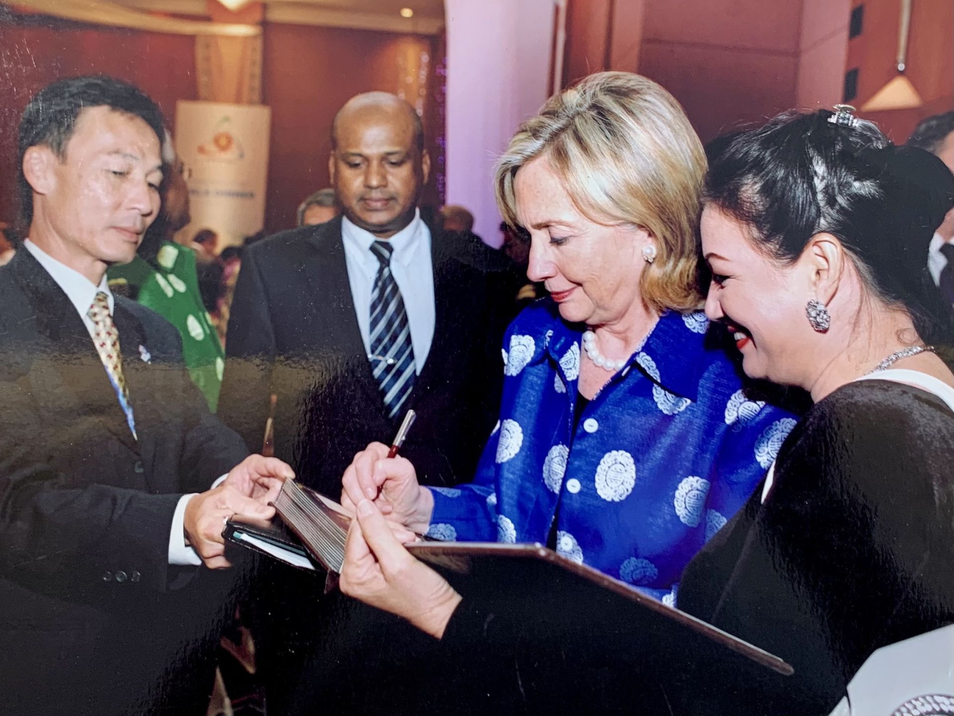 A photo with U.S. Secretary of State Hillary Clinton at the APEC Foreign Ministers' Meeting in 2006.