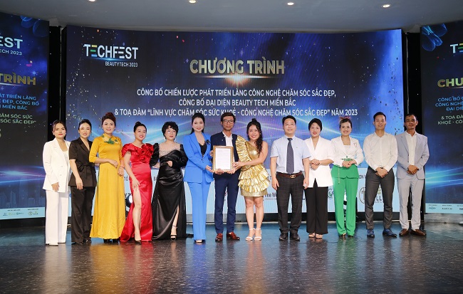 Ông Lê Toàn Thắng – Phó giám đốc Trung tâm hỗ trợ khởi nghiệp đổi mới sáng tạo quốc gia NSS (Người đứng thứ 5 bên phải) trao Thể lệ cuộc thhi Beauty Tech năm 2023 cho BTC.