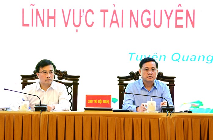 Đồng chí Nguyễn Thế Giang Phó Chủ tịch UBND tỉnh (bên phải ảnh) và Giám đốc Sở Tài nguyên và Môi trường chủ trì Hội nghị