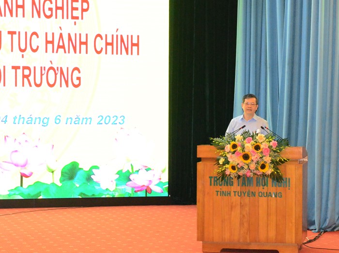Đồng chí Nguyễn Văn Sơn - Chủ tịch UBND tỉnh Tuyên Quang phát biểu kết luận hội nghị.