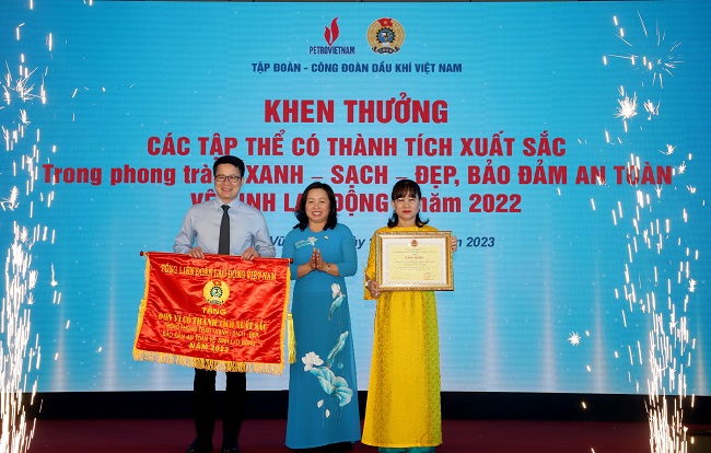 Chủ tịch Công đoàn cơ sở Chi nhánh Khí Hải Phòng (trái) nhận Cờ thi đua của Tổng Liên đoàn Lao động Việt Nam cho tập thể có thành tích xuất sắc trong phong trào “Xanh - sạch - đẹp, đảm bảo an toàn vệ sinh lao động” năm 2022