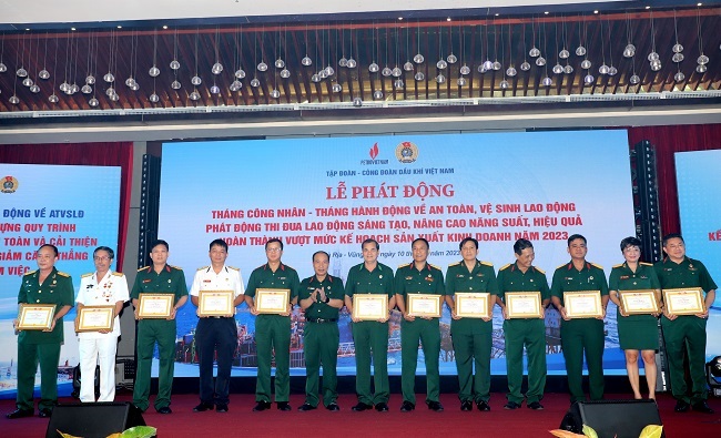 Hội Cựu chiến binh Tập đoàn khen thưởng các hội viên có đóng góp tích cực trong công tác sáng kiến và học tập theo tư tưởng đạo đức Hồ Chí Minh
