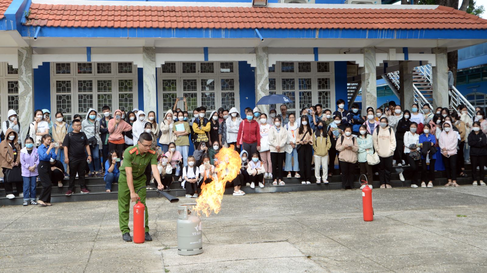 Sinh viên trường ĐH Thủ Dầu Một đã được lực lượng cán bộ công an phường Phú Hòa phổ biến kiến thức, kỹ năng về công tác phòng cháy chữa cháy