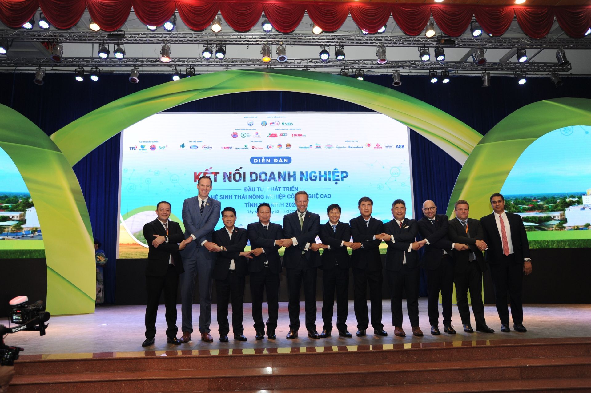 For the first time, the international forum to attract investment in high-tech agriculture was held in Tay Ninh with many large enterprises participating. For the first time, the international forum to attract investment in high-tech agriculture was held in Tay Ninh with many large enterprises participating.