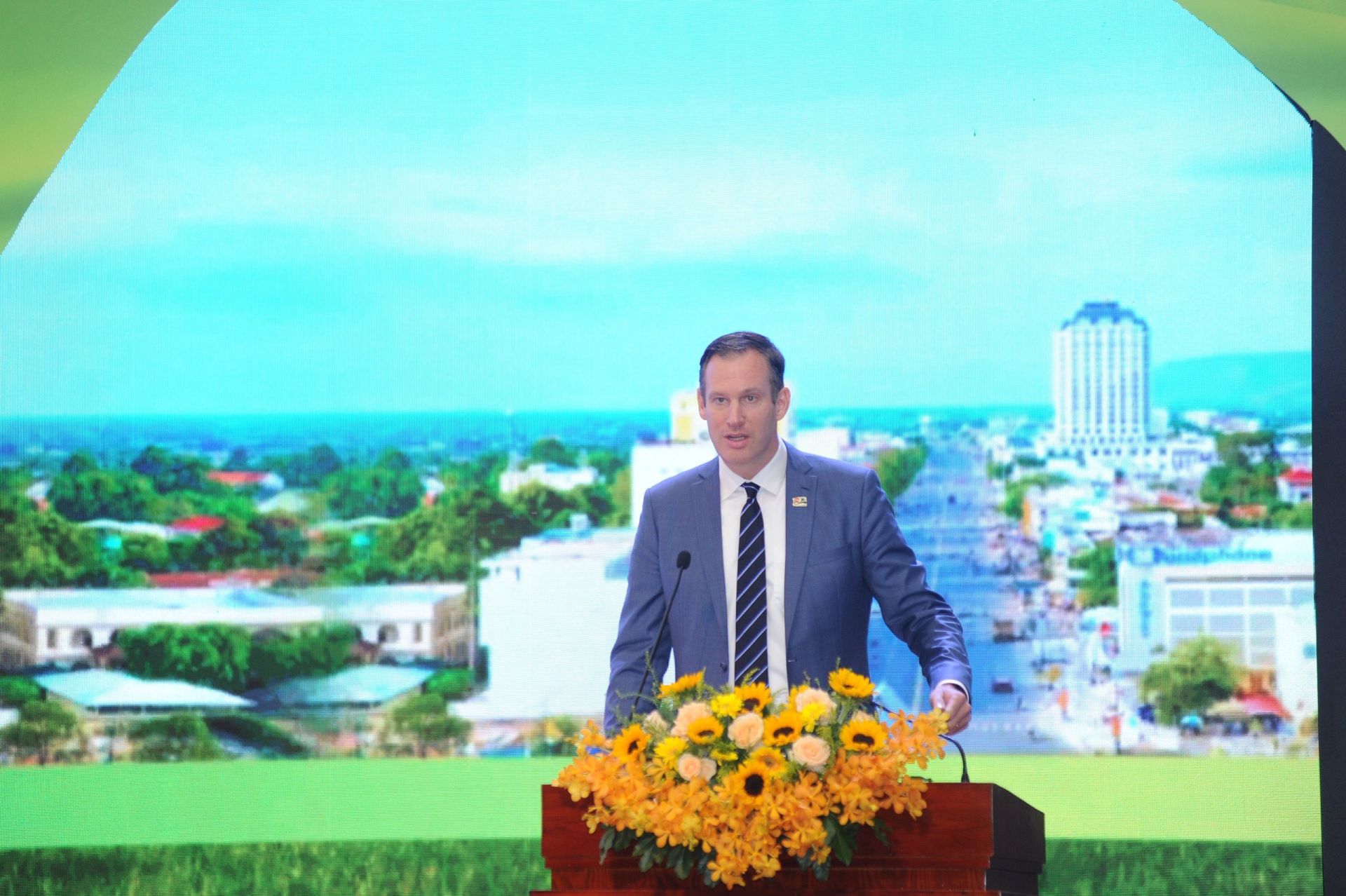 Mr. Gabor Fluit - President of the European Chamber of Commerce in Vietnam (EuroCham), believes in the untapped high-tech agricultural potential of Tay Ninh. Mr. Gabor Fluit - President of the European Chamber of Commerce in Vietnam (EuroCham), believes in the untapped high-tech agricultural potential of Tay Ninh.