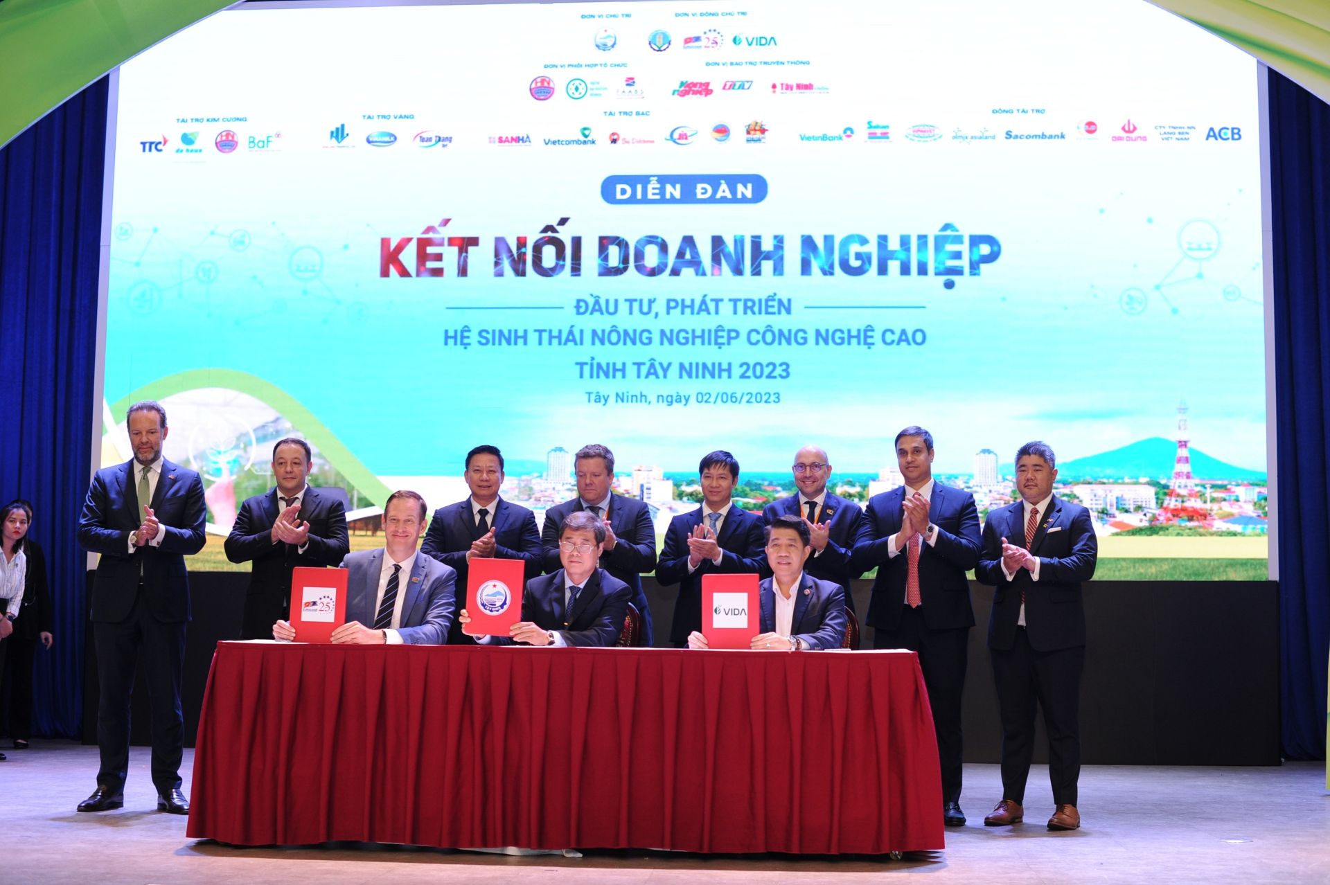 It is expected that more than VND 4,600 billion will be invested in projects to develop hi-tech agricultural ecosystems. It is expected that more than VND 4,600 billion will be invested in projects to develop hi-tech agricultural ecosystems.