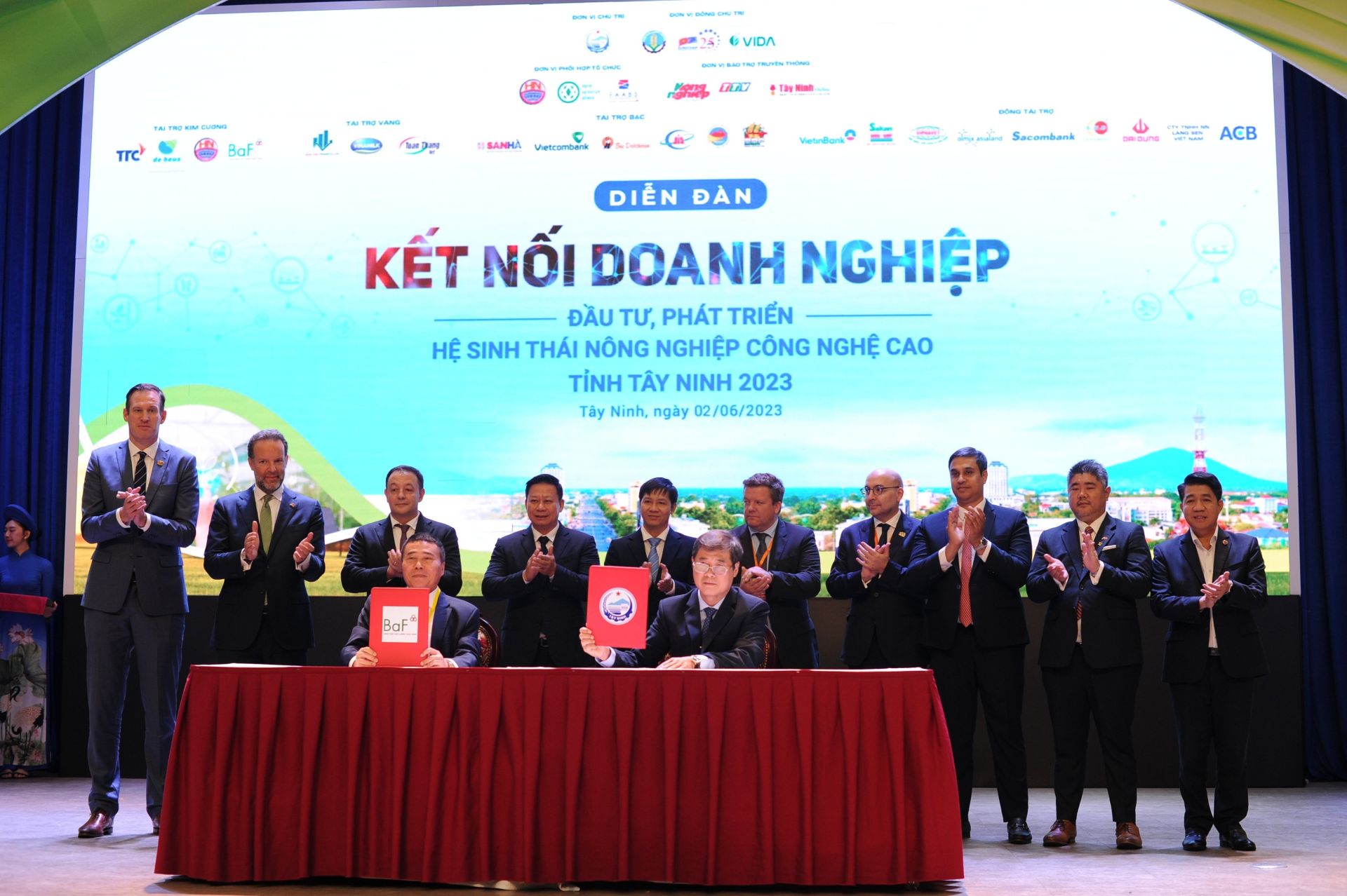 Tay Ninh Provincial People's Committee has signed many memorandums of cooperation with units and enterprises on investment projects in the field of high-tech agriculture. Tay Ninh Provincial People's Committee has signed many memorandums of cooperation with units and enterprises on investment projects in the field of high-tech agriculture.