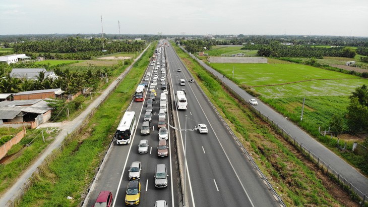 Ho Chi Minh City - Trung Luong Expressway is often overloaded, prolonged traffic jams when there is a collision. Ho Chi Minh City - Trung Luong Expressway is often overloaded, prolonged traffic jams when there is a collision.