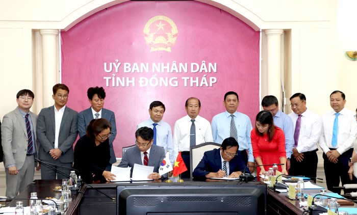 Mr Park Chong Min - Deputy Chief of Yeoncheon District and Mr Phan Huu Phuoc – Director of Dong Thap Provincial Department of Home Affairs signed a memorandum of understanding on sending officials to work in 02 localities