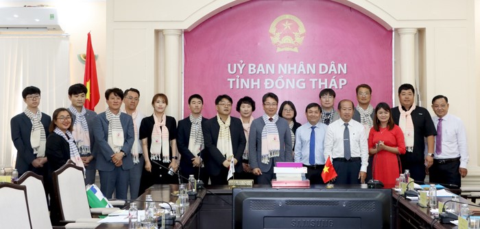 Leaders of Dong Thap province take souvenir photos with the delegation