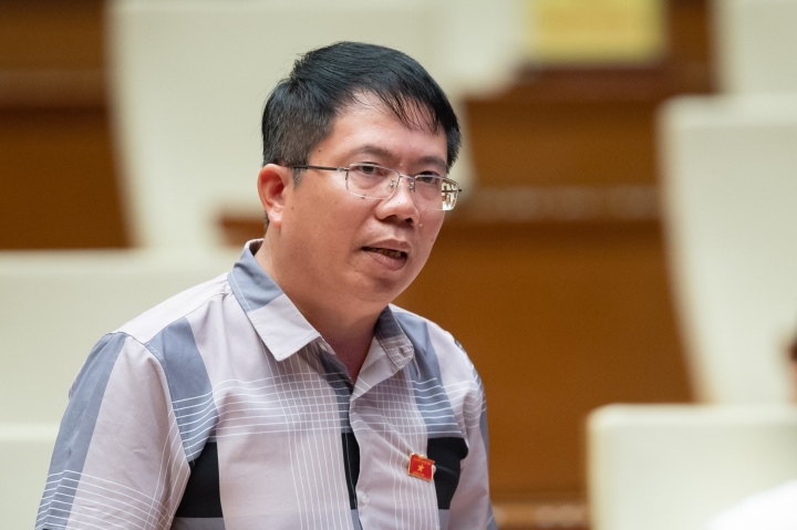 ĐBQQH Nguyễn Văn Hiển (Lâm Đồng) phát biểu về việc lãng phí năng lượng tái tạo tại QH ngày 1-6. Ảnh: Quochoi.vn