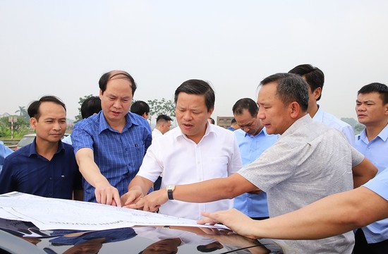 Phó Chủ tịch UBND tỉnh Phan Trọng Tấn cùng đoàn công tác kiểm tra thực địa tiến độ GPMB của 2 dự án