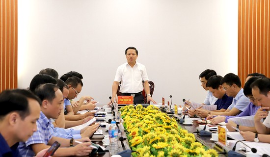 Phó Chủ tịch UBND tỉnh Phan Trọng Tấn phát biểu tại buổi làm việc