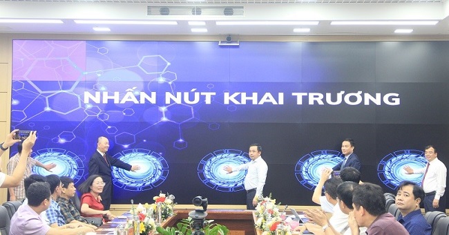 Các đồng chí lãnh đạo tỉnh và đại biểu thực hiện nghi thức khai trương giao diện mới của Cổng TTĐT tỉnh Hải Dương
