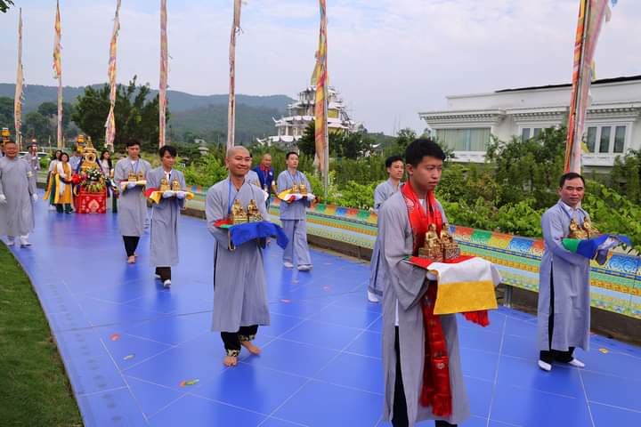 Đoàn rước Tăng Bảo tôn quý, biểu trưng bởi tôn tượng 18 vị La Hán còn gọi là Thập Bát La Hán