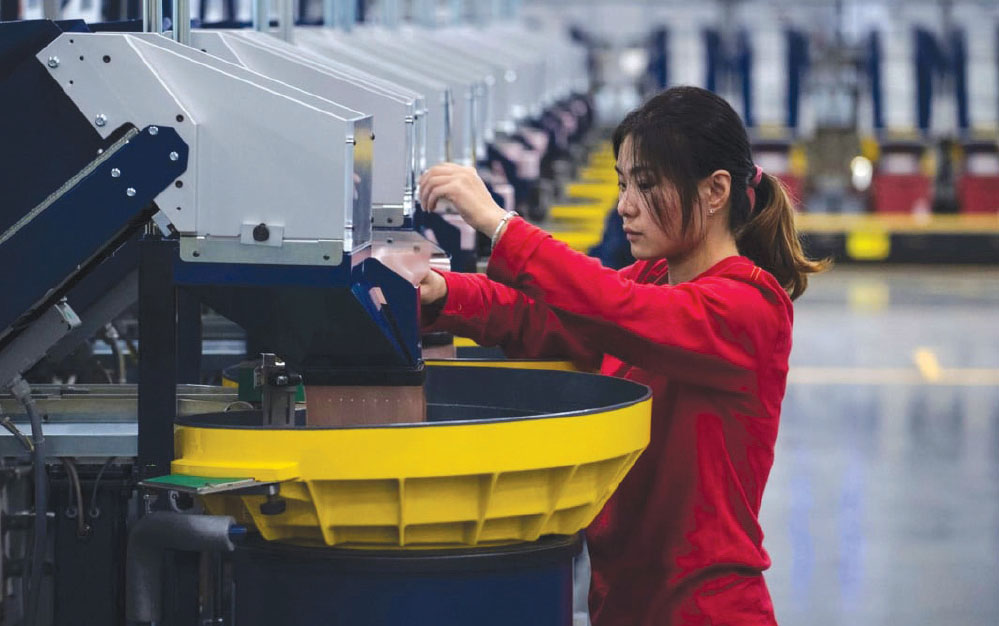 Một công nhân kiểm tra dây chuyền sản xuất bao bì tại nhà máy châu Á đầu tiên của Lego ở Gia Hưng (Trung Quốc). Gã khổng lồ đồ chơi Đan Mạch đã mở một cơ sở mới tại Việt Nam vào năm ngoái. Ảnh: AFPẢnh minh họa