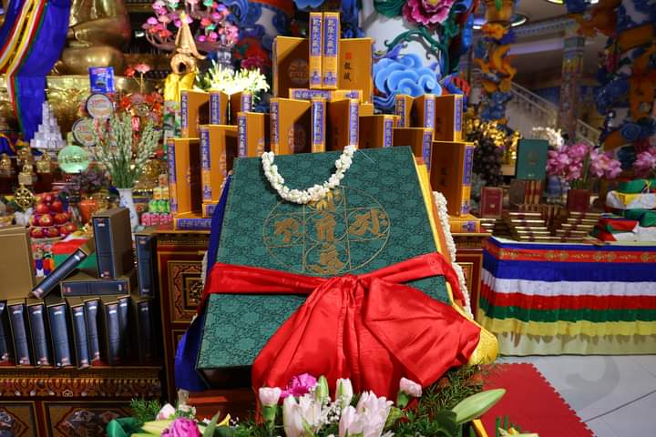 Các bộ Đại Tạng Kinh quý trưng bày tại Chính điện Bảo tháp Mandala Tây Thiên