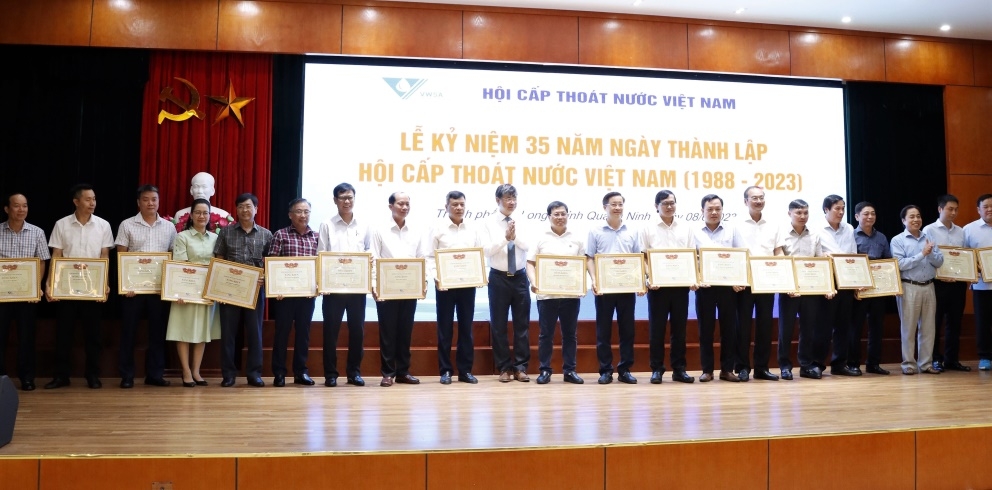 Chủ tịch Hội Cấp thoát nước Việt Nam Nguyễn Ngọc Điệp trao bằng khen cho các hội viên tập thể