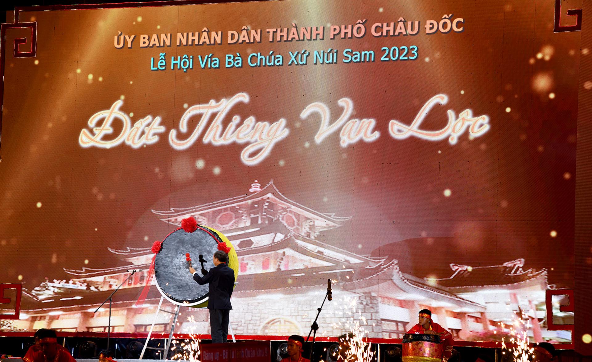 Bí thư Thành ủy, Chủ tịch UBND TP. Châu Đốc Lâm Quang Thi thực hiện nghi thức đánh trống khai hội Lễ hội Vía Bà Chúa Xứ núi Sam năm 2023