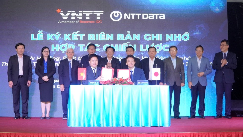 Đại diện Công ty VNTT và NTT DATA ký kết biên bản ghi nhớ hợp tác chiến lược phát triển trong thời gian tới