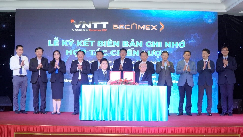 Ông Phạm Ngọc Thuận – tổng giám đốc Becamex IDC (ngồi bên phải) và TS Phạm Tuấn Anh - TGĐ VNTT; Giám đốc Văn phòng TPTM Bình Dương (ngồi bên trái) ký kết ghi nhớ về chuyển đổi công tác vận hành KCN Becamex thành KCN thông minh