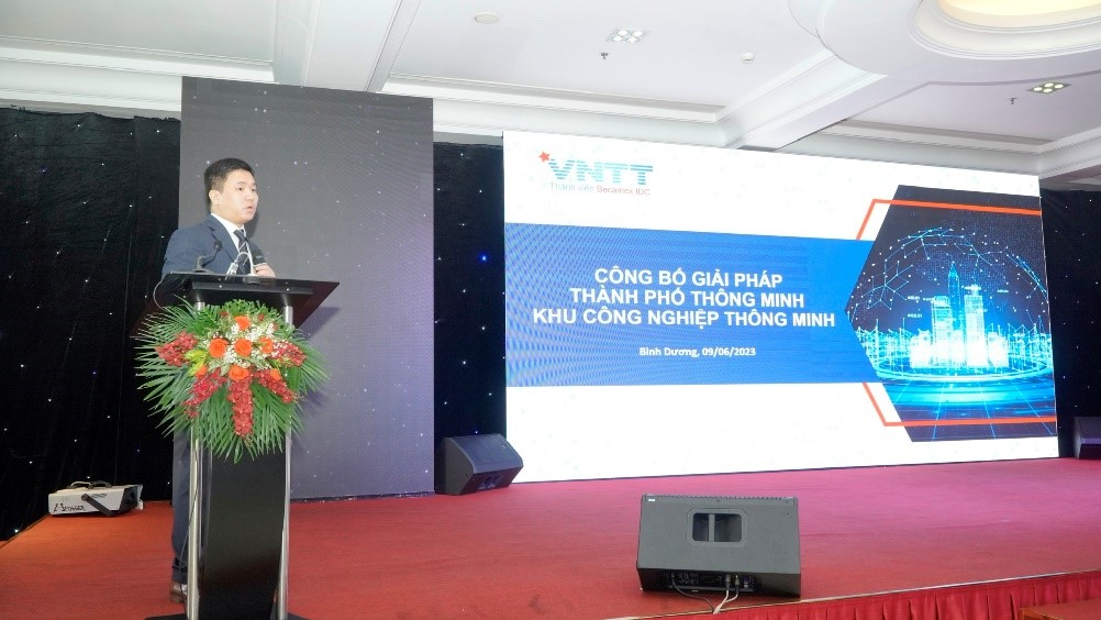 TS Phạm Tuấn Anh - TGĐ VNTT; Giám đốc Văn phòng TPTM Bình Dương trình bày về cách tiếp cận xây dưng và triển khai Các bộ giải pháp và sản phẩm dịch vụ Công nghệ TPTM và KCN Thông minh được phát triển trong thời gian qua