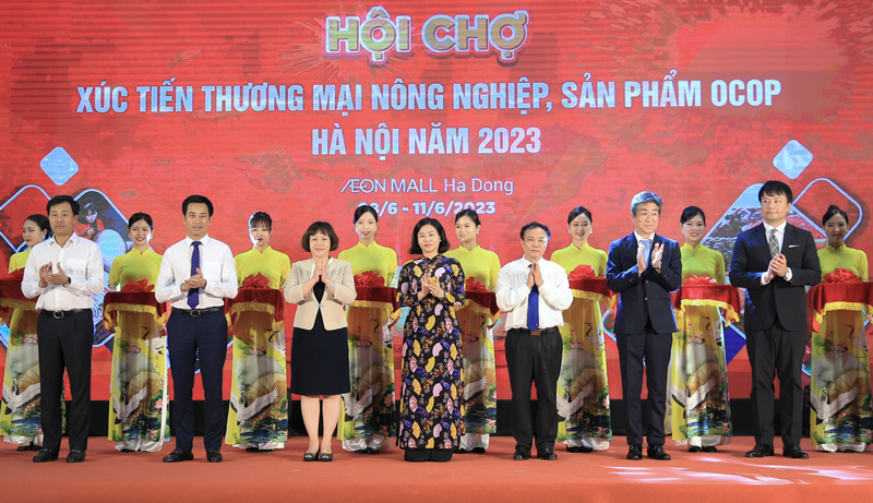 Phó Bí thư Thường trực Thành ủy Hà Nội Nguyễn Thị Tuyến và các đại biểu cắt băng khai mạc Hanoi Agriculture Fair 2023.