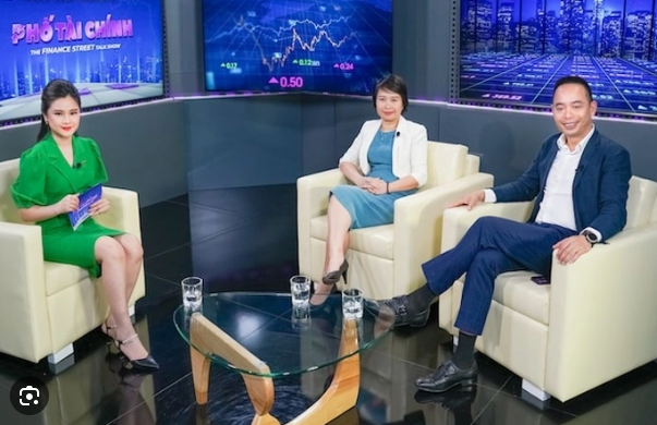 Bà Nguyễn Thị Hằng Nga và ông Đỗ Ngọc Quỳnh tại Talk show Phố Tài Chính.