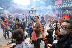 Nền kinh tế suy sụp khiến giới trẻ Trung Quốc tìm đến các ngôi đền cầu may