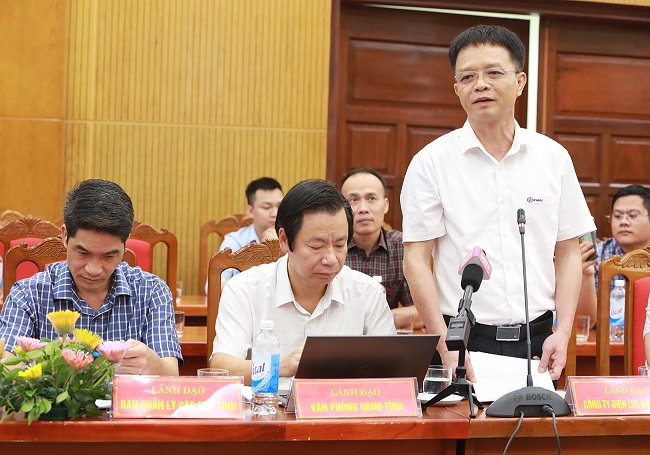 Giám đốc Công ty Điện lực Bắc Giang Nguyễn Bá Sơn trả lời về tình hình cung ứng điện.