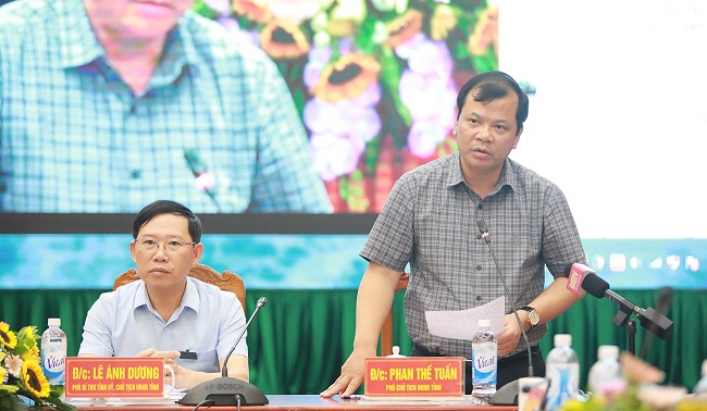 Phó Chủ tịch UBND tỉnh Phan Thế Tuấn phát biểu tại hội nghị.