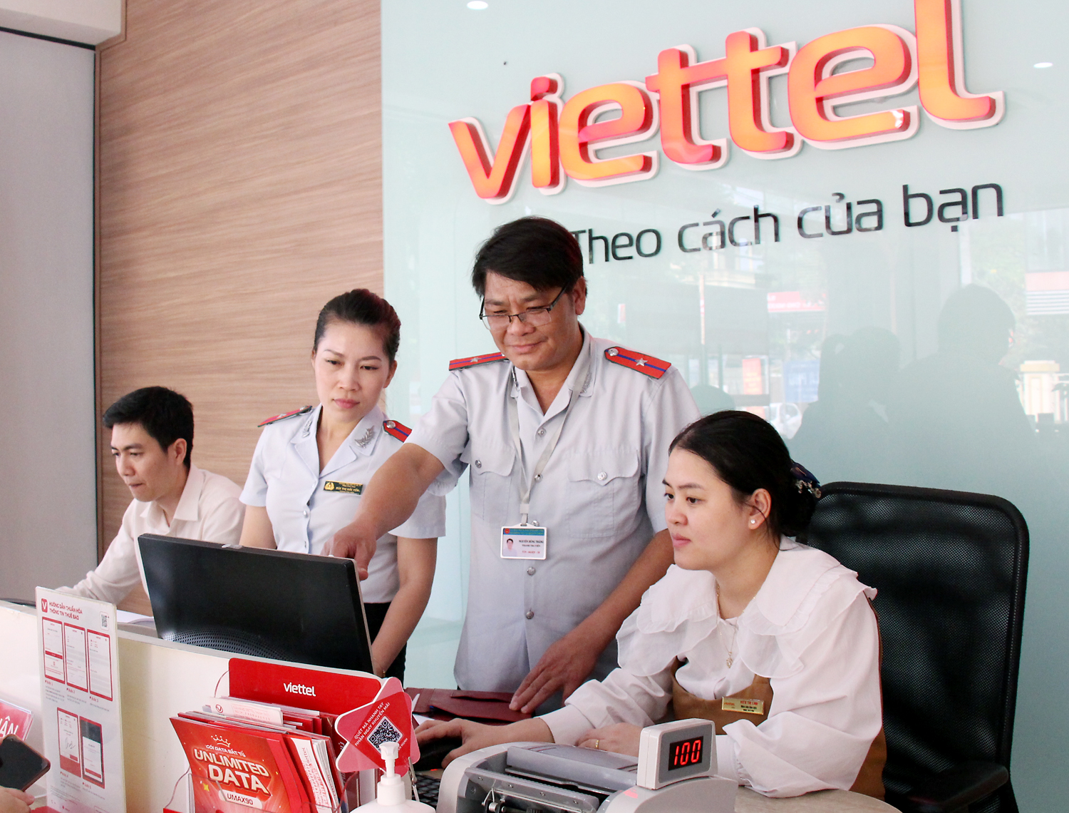 Đoàn thanh tra làm việc tại Cửa hàng giao dịch Viettel huyện Thanh Thủy