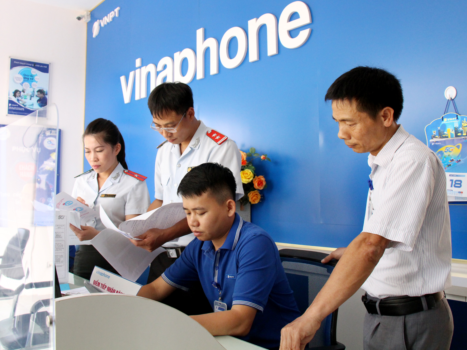 Đoàn Thanh tra Sở Thông tin và Truyền thông làm việc tại Điểm cung cấp dịch vụ viễn thông VNPT huyện Thanh Thủy