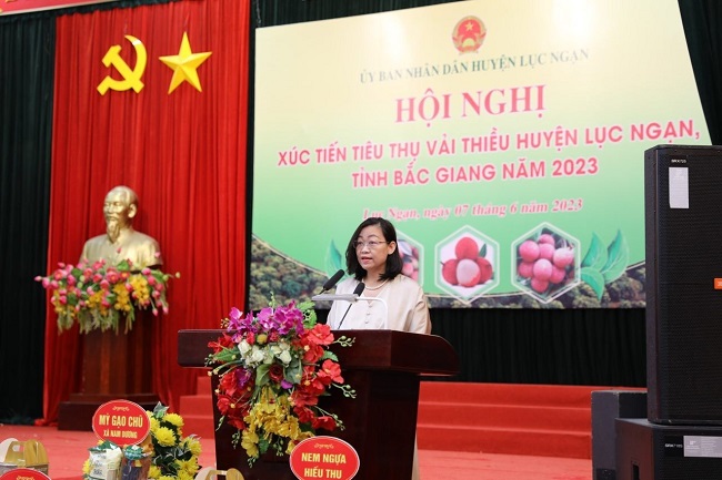 Bà Nguyễn Thị Thảo - Giám đốc mua hàng cấp cao chuỗi bán lẻ WCM chia sẻ tại Hội nghị.