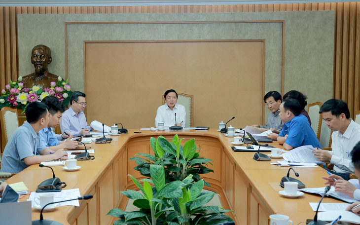 Phó Thủ tướng Trần Hồng Hà tại cuộc họp hôm 24-5 với lãnh đạo Bộ Xây dựng, NH Nhà nước, Văn phòng Chính phủ… về tiến độ triển khai gói tín dụng ưu đãi 120.000 tỷ đồng