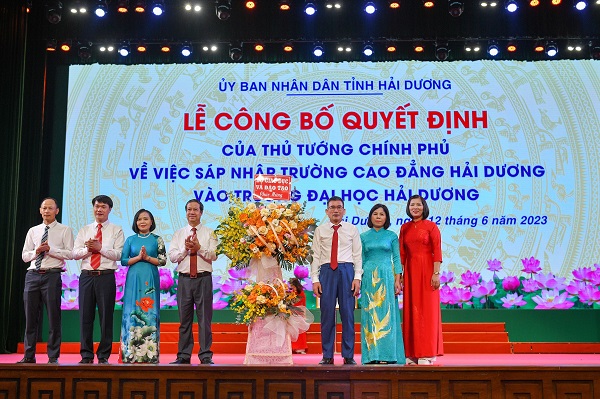 Bộ trưởng Nguyễn Kim Sơn trao Quyết định và chúc mừng Trường Đại học Hải Dương