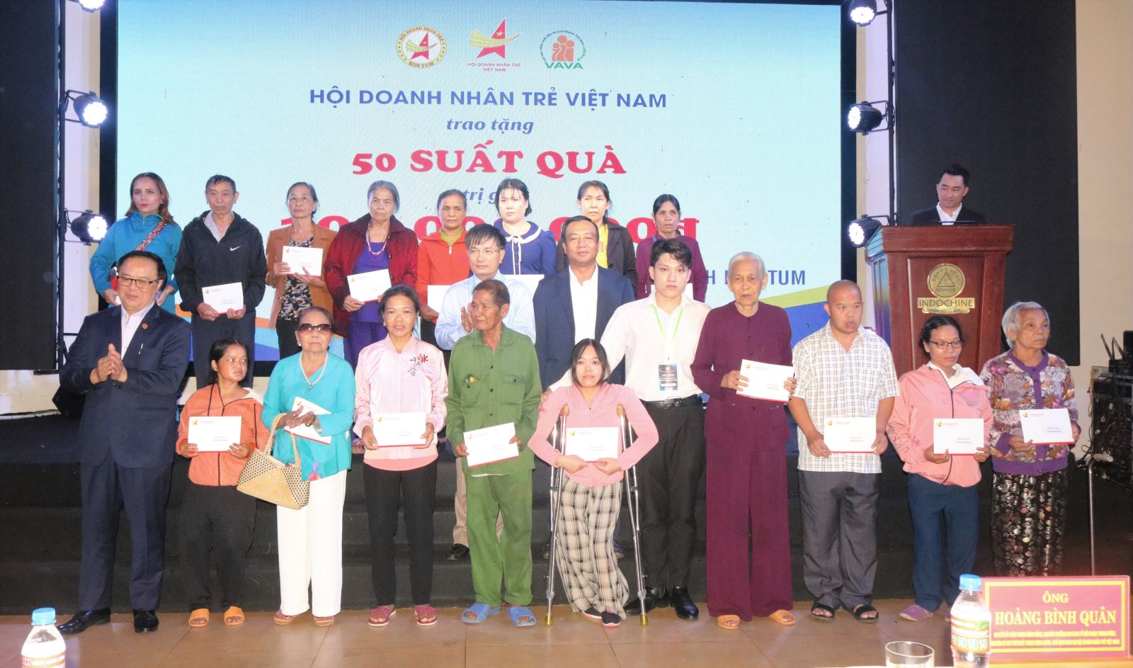Đồng chí Hoàng Bình Quân và Nguyễn Ngọc Sâm trao tặng quà cho các nạn nhân chất độc da cam/dioxin của tỉnh Kon Tum