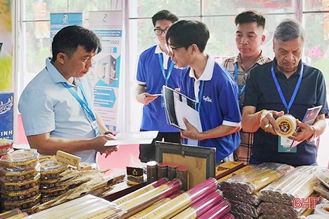 Khách hàng quốc tế đến tìm hiểu, mua sắm sản phẩm Hà Tĩnh tại Hội chợ Thương mại Quốc tế Việt Nam năm 2023.