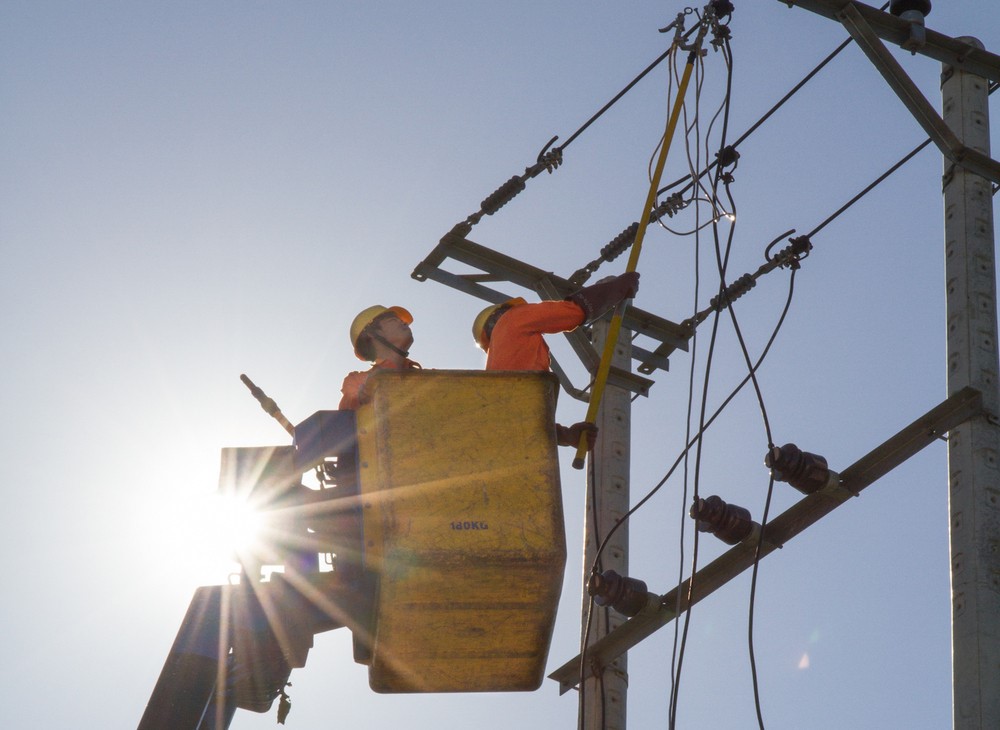 The hot weather lasted for a long time, and the national electricity system faced difficulties but did not make full use of clean domestic electricity sources.