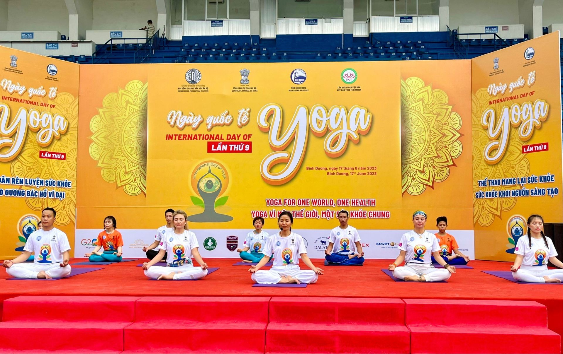 HLV Phạm Thị Hạnh thuộc Tổ chức The Art of Living đang hướng dẫn thực hành giao thức Yoga cơ bản tại ngày hội