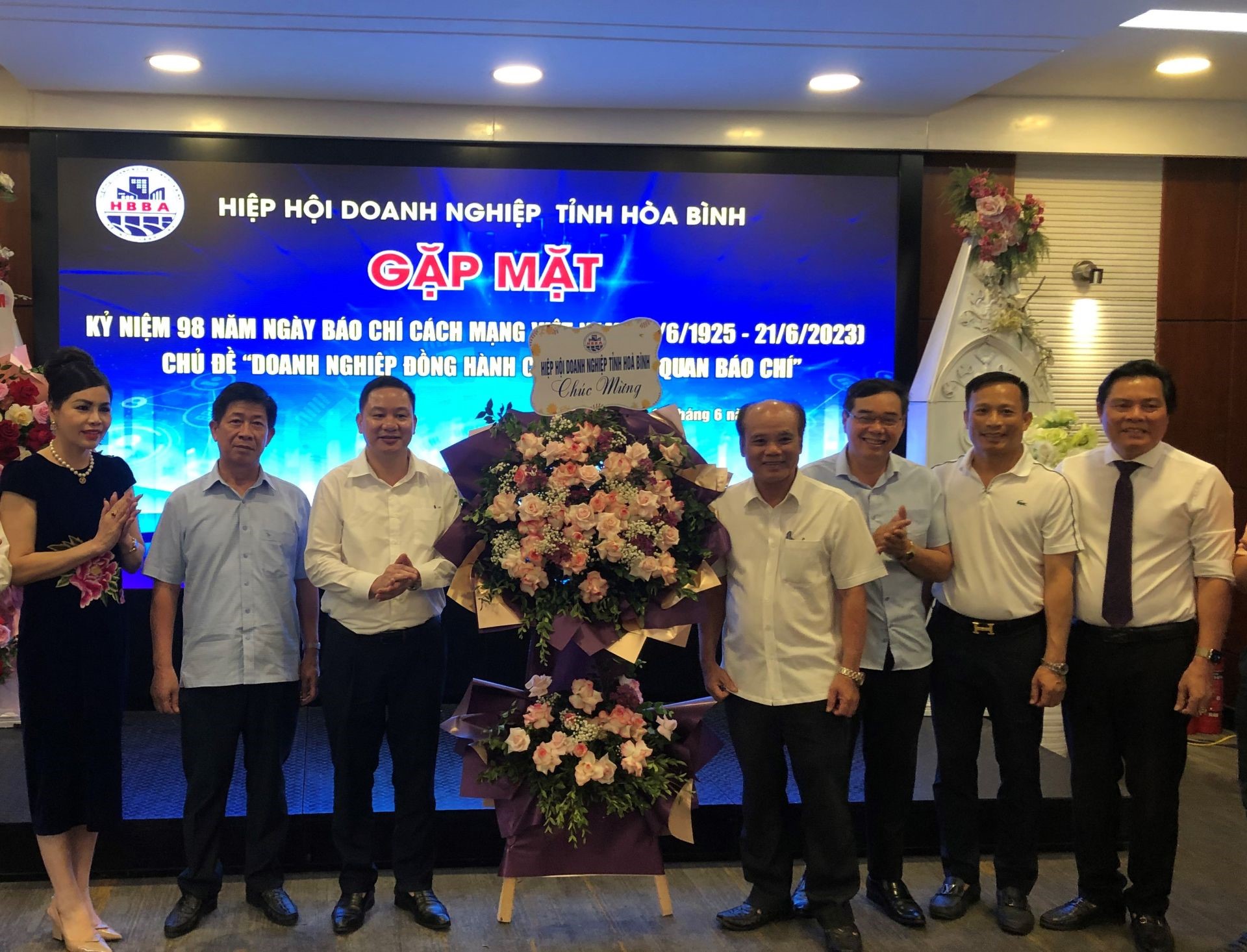 Leaders of the Hoa Binh Provincial Business Association presented flowers to congratulate the press agencies on the occasion of the 98th anniversary of the Vietnam Revolutionary Press Day.