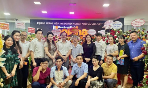 On Vietnam Revolutionary Press Day, leaders of VINASME pay a visit to and congratulate DNHN Magazine.