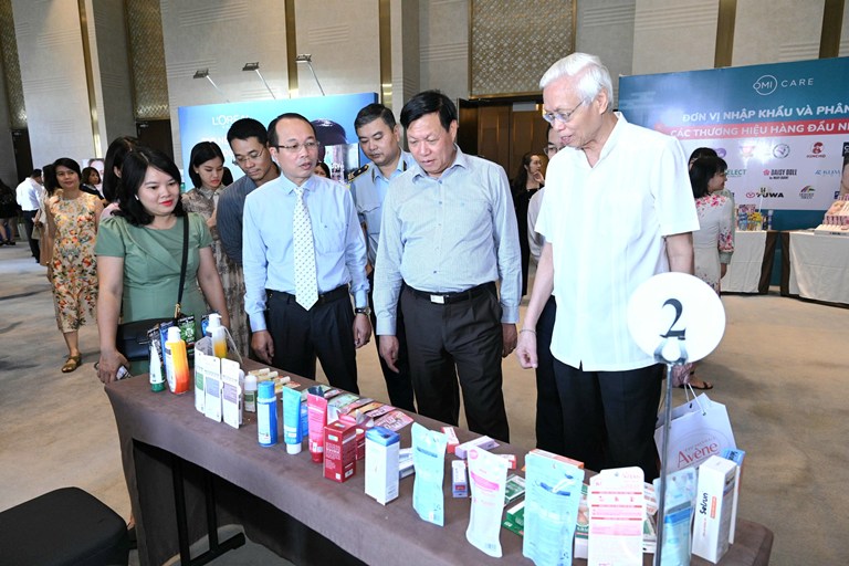 Ảnh minh họaThứ trưởng Bộ Y tế Đỗ Xuân Tuyên và các đại biểu thăm gian hàng triển lãm
